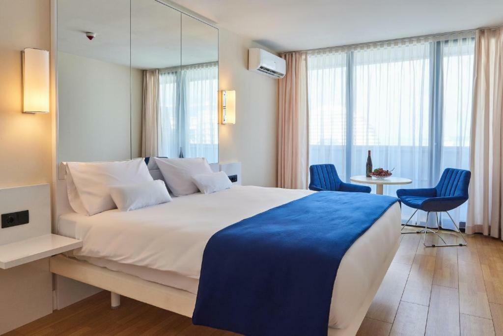 Deluxe Hotel Room In The Heart Of Batumi Orbi City A Block Exterior photo